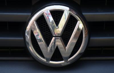 epa04959755 A Volkswagen badge is seen on a Volkswagen vehicle in Sydney, Australia, 02 October 2015. The German auto maker has said it will repair 11 million vehicles following revelations that the devices were fitted to diesel vehicles, but its local arm has yet to confirm whether Australian motorists will be affected.  EPA/DEAN LEWINS AUSTRALIA AND NEW ZEALAND OUT
