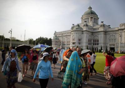 epa04717073 A photo made available on 23 April 2015 shows a Chinese tourist group as they visit the Ananta Samakhom Throne Hall in Bangkok, Thailand, 22 April 2015. The Tourism Authority of Thailand aims to focus on travelers from China and expects to welcome 5.6 million Chinese tourists to visit in 2015. The number of Chinese holidaymakers accounted for 18 percent of the 24.9 million international tourists arrival in 2014. Thailand position in the global tourism ranking has dropped to 14th in 2014 from 10th in 2013 as the result of the political unrest.  EPA/DIEGO AZUBEL