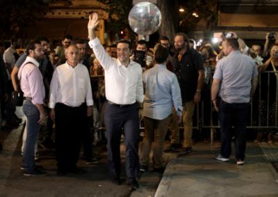 Ο πρόεδρος της του ΣΥΡΙΖΑ Αλέξης Τσίπρας, χαιρετάει κατά την άφιξή του στα γραφεία του κόμματος, στην Κουμουνδούρου, την Κυριακή 20 Σεπτεμβρίου 2015. Πρωτιά του ΣΥΡΙΖΑ (30-34%) έναντι της ΝΔ (28,5-32,5%) δείχνουν οι δημοσκοπήσεις εξόδου (exit polls) που μετέδωσαν οι τηλεοπτικοί σταθμοί* στις 19:00’, την ώρα που έκλεισαν οι κάλπες. Το κατώφλι του 3%, για την είσοδό τους στη Βουλή, φαίνεται να περνούν οκτώ κόμματα [ΣΥΡΙΖΑ (30-34%), ΝΔ (28,5-32,5), ΧΑ (6,5-8), Το Ποτάμι (4-5,5), ΚΚΕ (5,5-7), Δημοκρατική Συμπαράταξη (ΠΑΣΟΚ-ΔΗΜΑΡ) (5,5-7), ΑΝΕΛ (3-4) και Ένωση Κεντρώων (3,2-4,2)] ενώ η Λαϊκή Ενότητα φαίνεται να βρίσκεται ακριβώς στο όριο του 3% (2,5-3,5%).ΑΠΕ ΜΠΕ/ΑΠΕ ΜΠΕ/ΑΛΕΞΑΝΔΡΟΣ ΒΛΑΧΟΣ