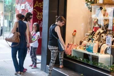 Γυναίκα κοιτάζει βιτρίνα καταστήματος στο κέντρο της Θεσσαλονίκης, τη Δευτέρα 9 Ιουνίου 2014 . Κανονικά λειτούργησαν τη Δευτέρα 9 Ιουνίου (Αγίου Πνεύματος), τα εμπορικά καταστήματα και τα καταστήματα πώλησης τροφίμων της Θεσσαλονίκης, καθώς καταργήθηκε η απόφαση νομάρχη, με βάση την οποία η συγκεκριμένη ημέρα οριζόταν ως αργία τα προηγούμενα χρόνια.  2014 ΑΠΕ ΜΠΕ/PIXEL/ΣΩΤΗΡΗΣ ΜΠΑΡΜΠΑΡΟΥΣΗΣ