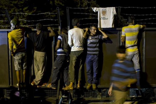 Hungary shuts EU border, taking migrant crisis into its own hands