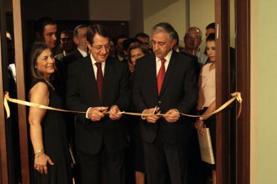 Ο Πρόεδρος της Δημοκρατίας κ . Νίκος Αναστασιάδης τελεί, μαζί με τον ηγέτη της τουρκοκυπριακής κοινότητας κ. Μουσταφά Ακιντζί, τα εγκαίνια της έκθεσης «Οι Προσωπικές Συλλογές του Γλαύκου Κληρίδη», Λευκωσία 7 Σεπτεμβρίου 2015.