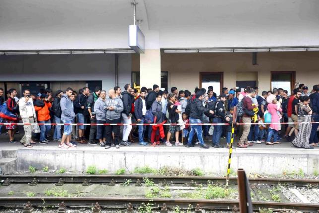 Austria, Germany open borders to migrants offloaded by Hungary