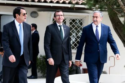 Ο Πρόεδρος της Δημοκρατίας κ. Νίκος Αναστασιάδης παρακάθεται σε συνομιλίες για το Κυπριακό με τον ηγέτη της τουρκοκυπριακής κοινότητας κ. Μουσταφά Ακιντζί, Αεροδρόμιο Λευκωσίας  29 Ιουνίου 2015.