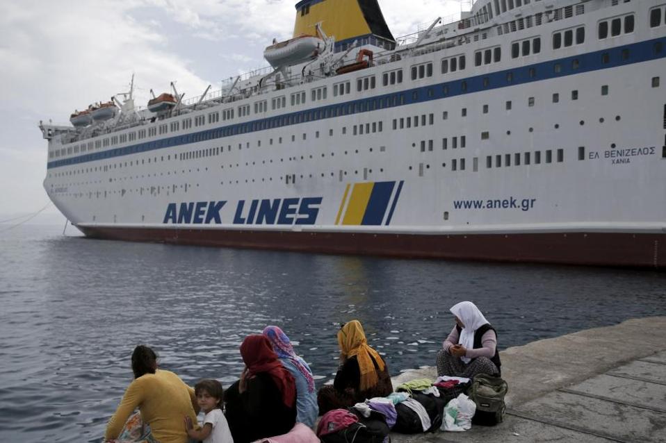 Refugee ship leaves island for Greek mainland