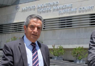 Ï Ãåíéêüò ÅéóáããåëÝáò Êþóôáò Êëçñßäçò áíá÷ùñåß áðü ôï Áíþôáôï ÄéêáóôÞñéï, Ëåõêùóßá 15 Éïõíßïõ 2015. Ôï Óõìâïýëéï ôïõ ÁíùôÜôïõ Äéêáóôçñßïõ óÞìåñá áðÝññéøå ôéò ôñåéò ðñïäéêáóôéêÝò åíóôÜóåéò ôçò õðåñÜóðéóçò ôïõ Âïçèïý Ãåíéêïý ÅéóáããåëÝá Ñßêêïõ Åñùôïêñßôïõ óôçí áßôçóç ôïõ Ãåíéêïý ÅéóáããåëÝá Êþóôá Êëçñßäç ãéá ðáýóç ôïõ Âïçèïý ôïõ ãéá áíÜñìïóôç óõìðåñéöïñÜ. Ç õðåñÜóðéóç Åñùôïêñßôïõ Þãåéñå íÝá ðñïäéêáóôéêÞ Ýíóôáóç, åðß ôçò ïðïßáò ôï Óõìâïýëéï èá ôïðïèåôçèåß áýñéï ôï ðñùß. ÊÕÐÅ/ÊÁÔÉÁ ×ÑÉÓÔÏÄÏÕËÏÕ