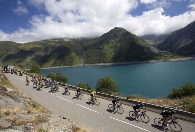 Paris police fire on car at Tour de France