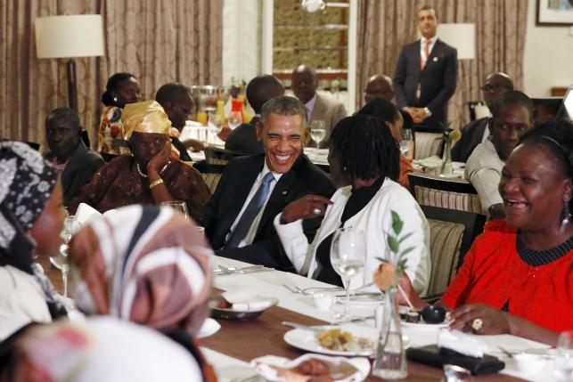 Obama dines with Kenyan family after arriving in father’s homeland