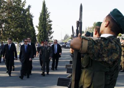 Áðü ôçí åðéìíçìüóõíç äÝçóç õðÝñ ôùí ðåóüíôùí áîéùìáôéêþí êáé ïðëéôþí êáôÜ ôçí ôïõñêéêÞ åéóâïëÞ ôïõ 1974 ðïõ ôåëÝóôçêå ôï ðñùß óôï óôñáôéùôéêü êïéìçôÞñéï óôïí Ôýìâï Ìáêåäïíßôéóóáò. Óôçí ôåëåôÞ ðáñÝóôçóáí ï Ðñüåäñïò ôçò ÊõðñéáêÞò Äçìïêñáôßáò, Íßêïò ÁíáóôáóéÜäçò , åêðñüóùðïé êïììÜôùí, ç çãåóßá ôçò ÅèíéêÞò ÖñïõñÜò êáé ôçò Áóôõíïìßáò, åêðñüóùðïé óõíäÝóìùí ðïëåìéóôþí êáôÜ ôçí ôïõñêéêÞ åéóâïëÞ êáé óõããåíåßò ðåóüíôùí, Ëåõêùóßá 20 Éïõëßïõ 2014.
