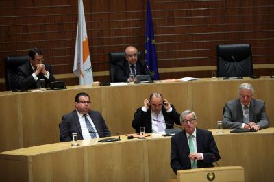 Ï Ðñüåäñïò ôçò ÅõñùðáúêÞò ÅðéôñïðÞò ê. Jean Claude Juncker ðñïóöùíåß åéäéêÞ óõíåäñßá ôçò ÂïõëÞò ôùí Áíôéðñïóþðùí, Ëåõêùóßá 17 Éïõëßïõ 2015. ÊÕÐÅ/ÊÁÔÉÁ ×ÑÉÓÔÏÄÏÕËÏÕ
