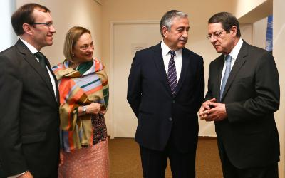 Ο Πρόεδρος της Δημοκρατίας κ. Νίκος Αναστασιάδης παρακάθεται σε συνομιλίες για το Κυπριακό με τον ηγέτη της τουρκοκυπριακής κοινότητας κ. Μουσταφά Ακιντζί, Αεροδρόμιο Λευκωσίας  29 Ιουνίου 2015.