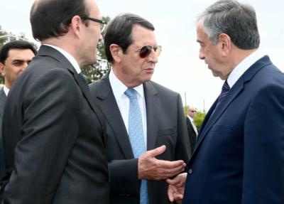 Ο Πρόεδρος της Δημοκρατίας κ. Νίκος Αναστασιάδης παρακάθεται σε συνομιλίες για το Κυπριακό με τον ηγέτη της τουρκοκυπριακής κοινότητας κ. Μουσταφά Ακιντζί, Αεροδρόμιο Λευκωσίας  29 Ιουνίου 2015.