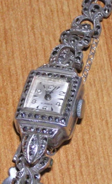 Distinctive jewellery stolen in Haringey burglary