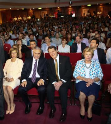 Ο Πρόεδρος της Δημοκρατίας κ. Νίκος Αναστασιάδης παρακολουθεί, μαζί με τον ηγέτη της τουρκοκυπριακής κοινότητας κ. Μουσταφά Ακκιντζί, το θεατρικό έργο, με τίτλο «Κύπρος: Πικράθηκα στα Ελληνικά, Πληγώθηκα στα Τούρκικα».