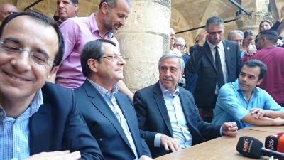 Εν μέσω κλίματος ευφορίας και έντονης κάλυψης από εγχώρια και διεθνή ΜΜΕ εξελίσσεται η περιδιάβαση του Προέδρου της Δημοκρατίας Νίκου Αναστασιάδη και του Τουρκοκύπριου ηγέτη Μουσταφά Ακιντζί στην παλιά Λευκωσία.