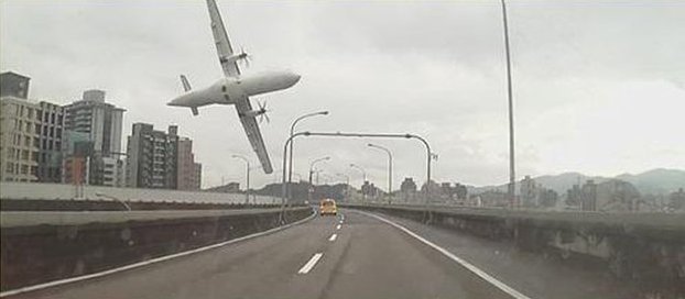TransAsia crash: Twelve dead as plane crashes into Taiwan river