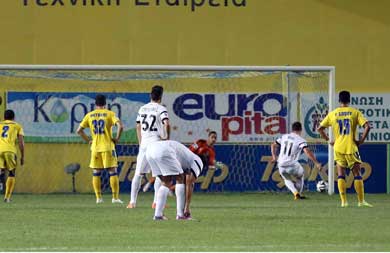 PAOK joins Olympiakos on top