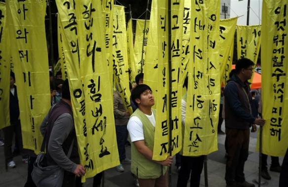 South Korean PM resigns over government response to ferry disaster