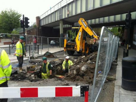 Burst water main closes East Finchley high street