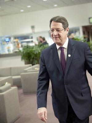 President continues consultations with team on Cyprus problem