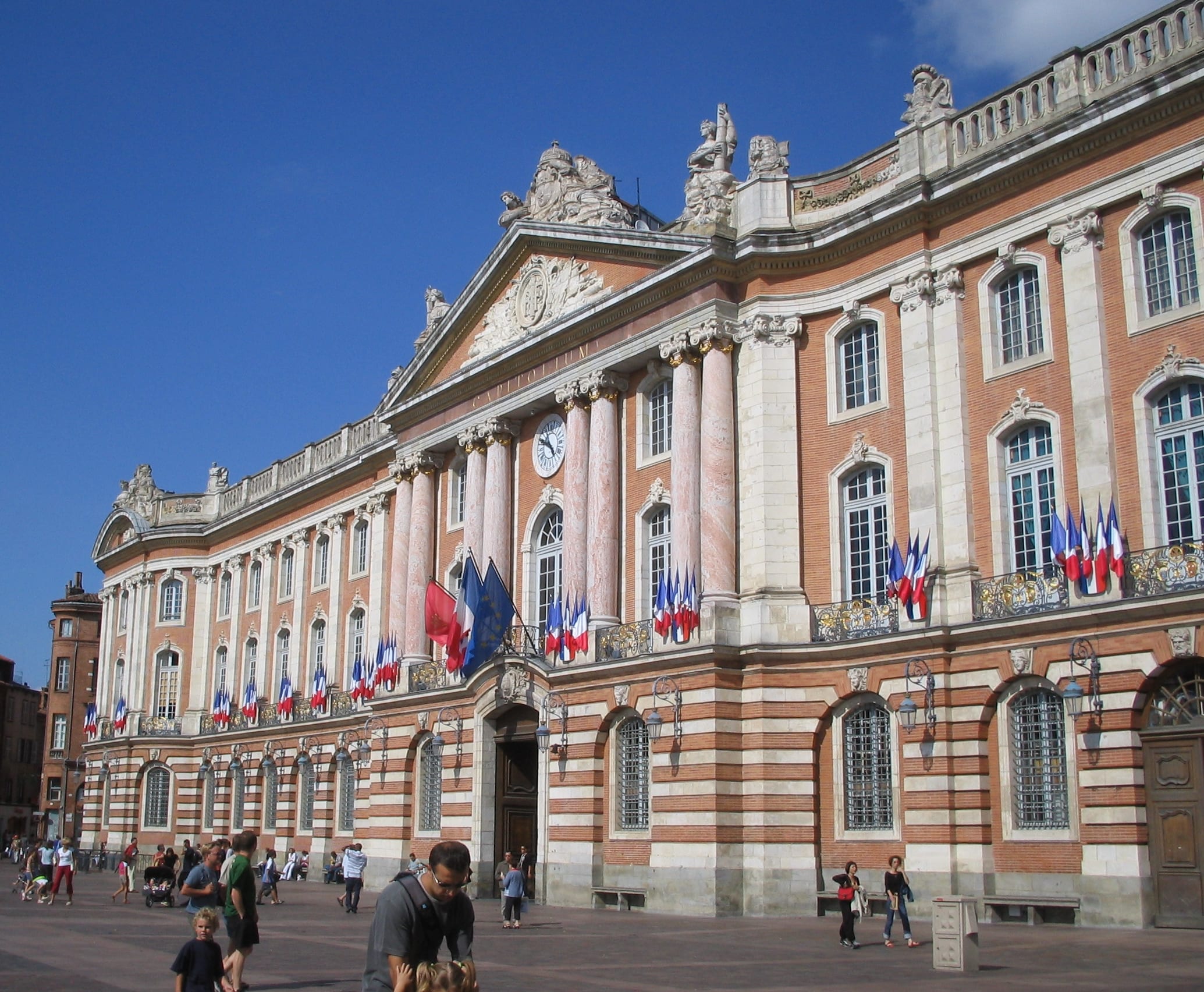 ‘Hostages held’ in France Toulouse bank incident