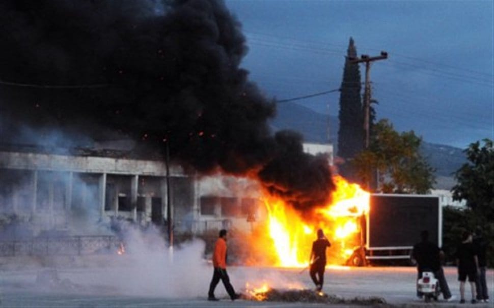 Five arrests as Greeks attack migrants camp