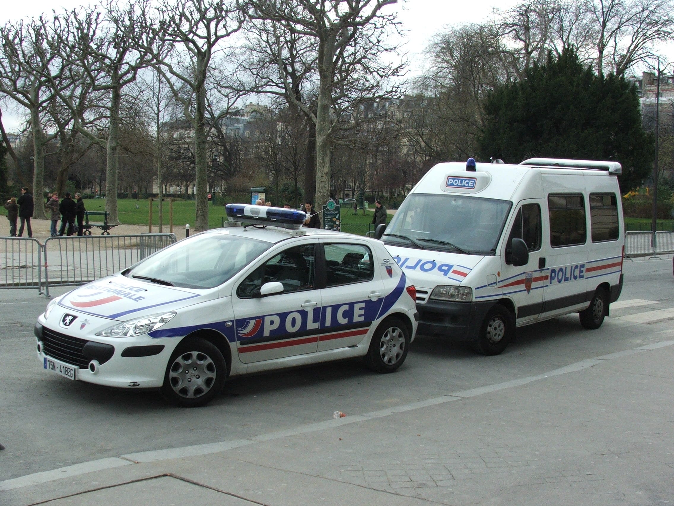 Armed robbers hold 10 hostage in Paris suburb store – media