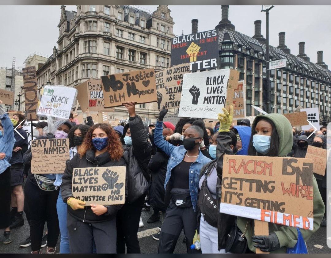 UK anti-racism protesters clash with mounted police