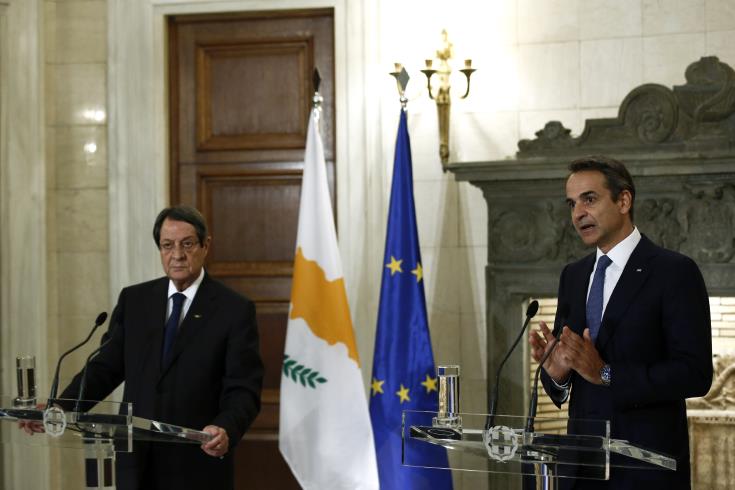 Cypriot President holds phone conversation with Greek Premier