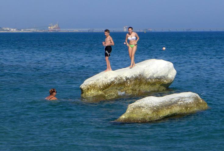 Red warning” for Cyprus as temperatures rise up to 44 degrees on Monday