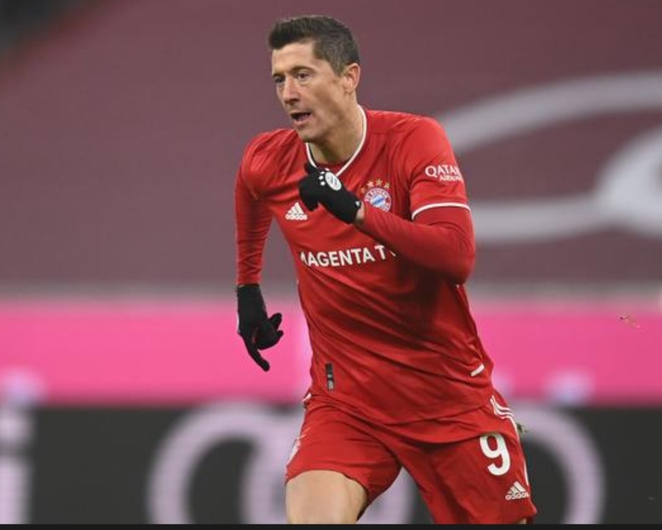 Soccer-Lewandowski beats Messi and Ronaldo to FIFA Best Player Award