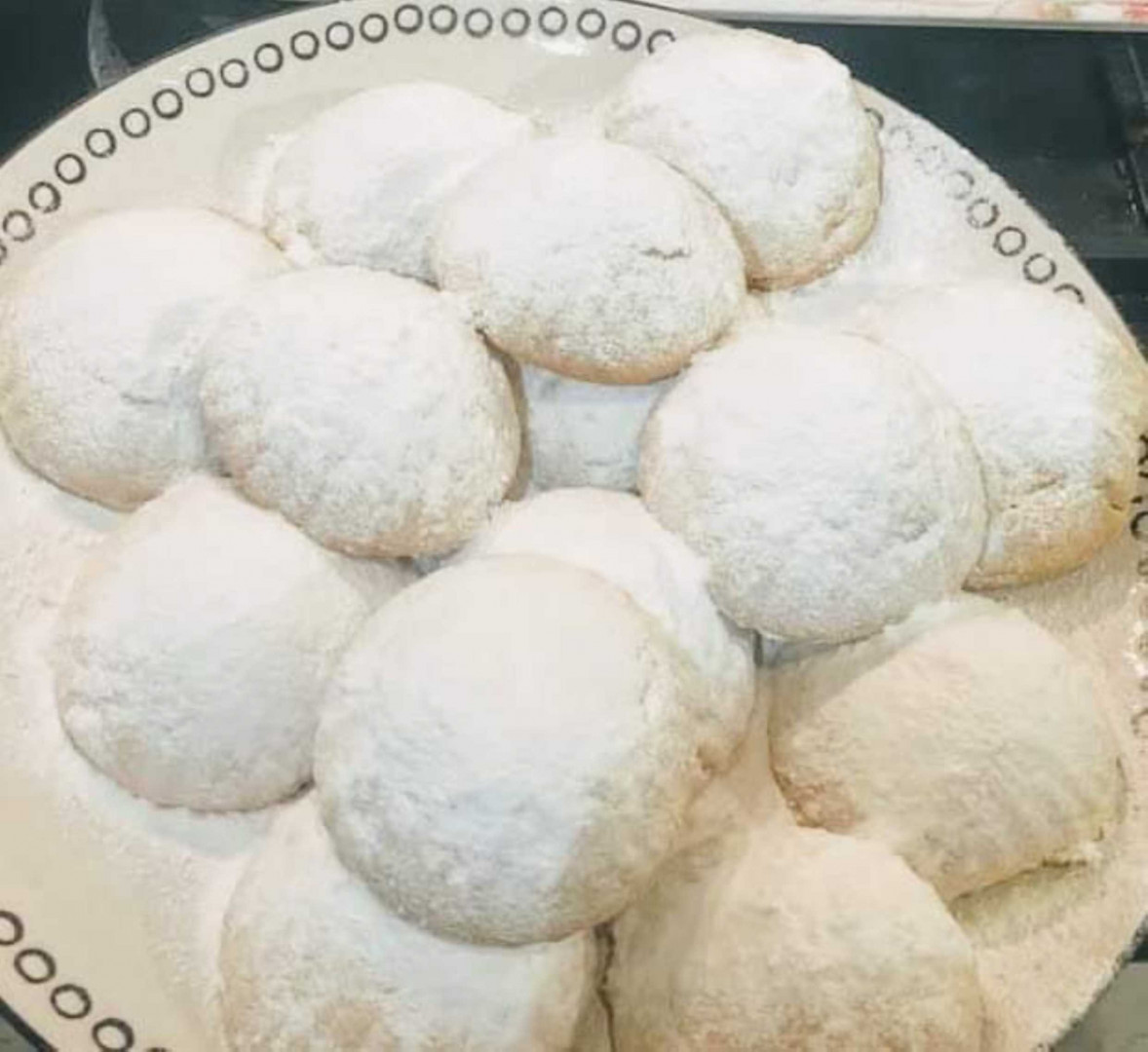 UK Cypriot TV celebrity chef Loulla Astin teaches us how to make Kourabiedes/ Κουραμπιέδες