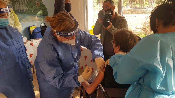Conspiracy theories, myths and fake news about the vaccines refuted by scientific truth