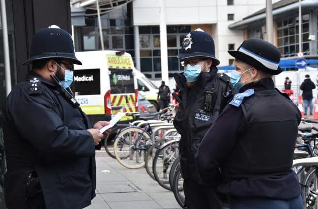 Fifteen people found breaching Covid rules in restaurant