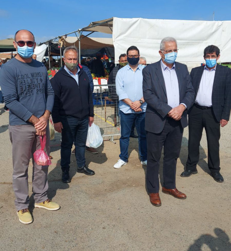 Ο ΓΓ του ΑΚΕΛ Αντρος Κυπριανού επισκέφθηκε τη ΛαΪκή Αγορά στη Δερύνεια