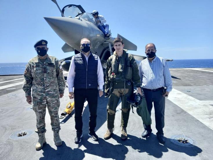 Cyprus Defence Minister visits ‘Charles De Gaulle’ aircraft carrier