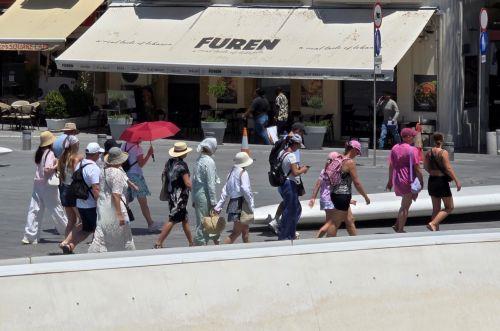 Cymet issues yellow warning for extreme maximum temperature on Tuesday